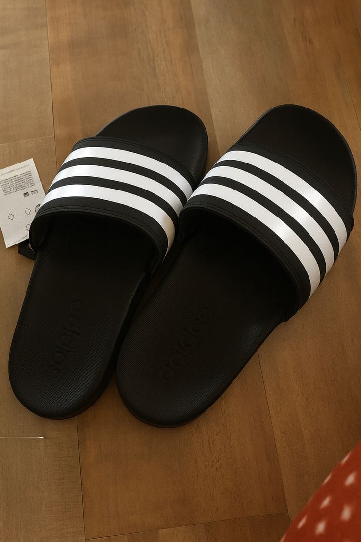 Chinelo Adidas preto e branco
