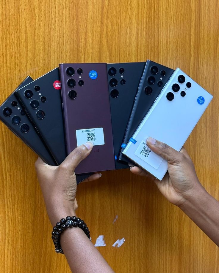 Vários smartphones Samsung